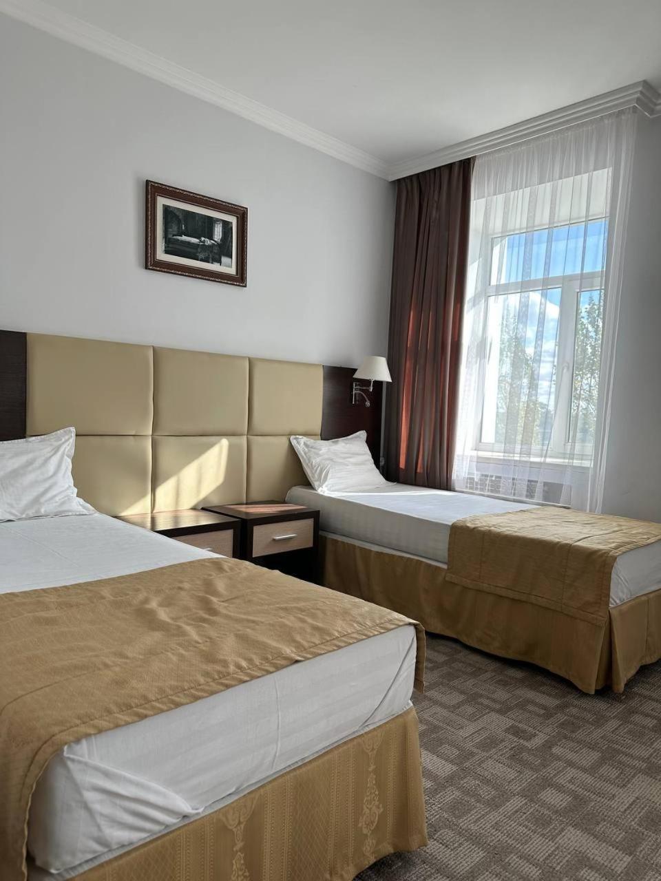 Tanzharyk Hotel Aqtöbe Exteriör bild