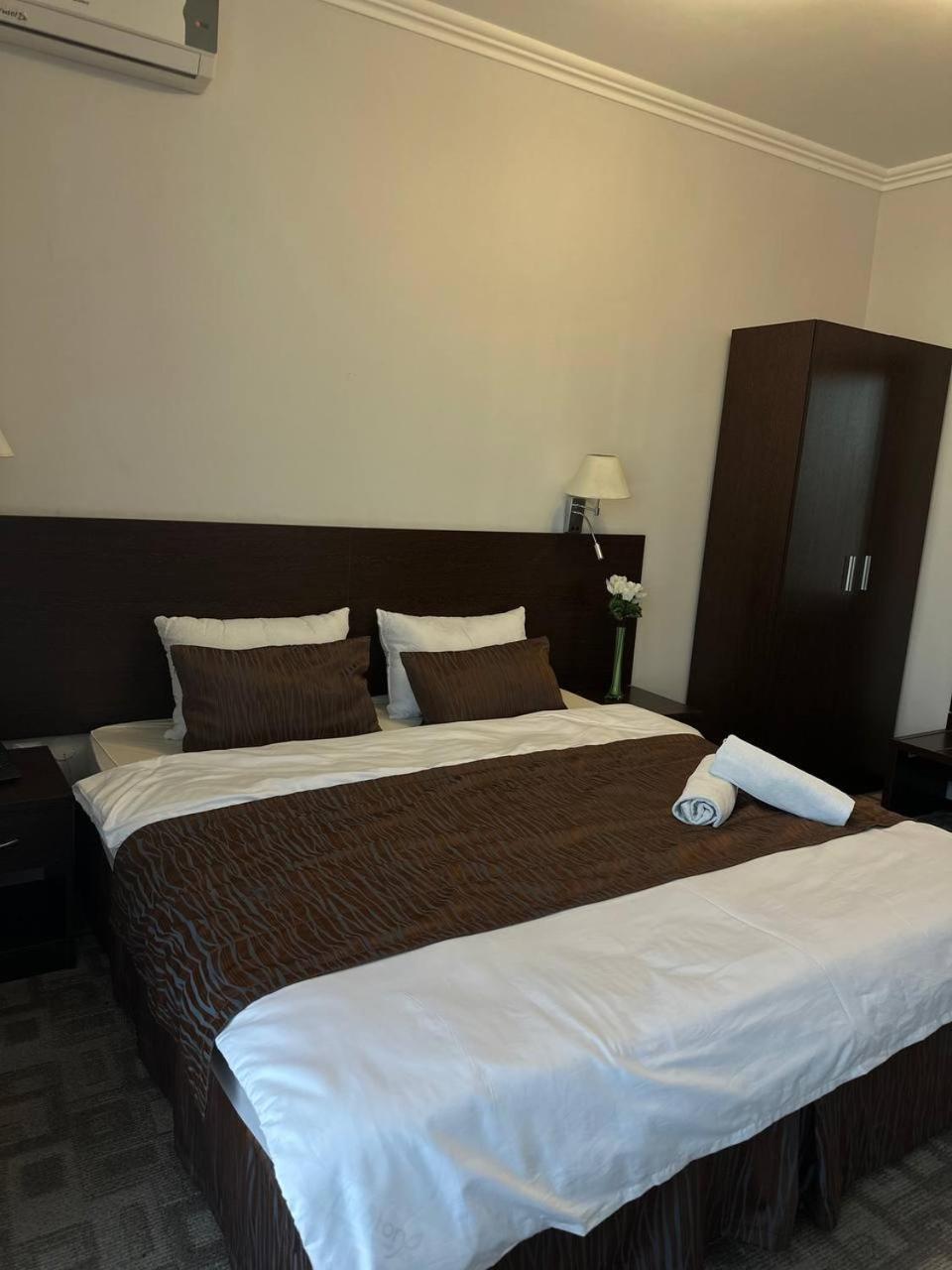 Tanzharyk Hotel Aqtöbe Exteriör bild