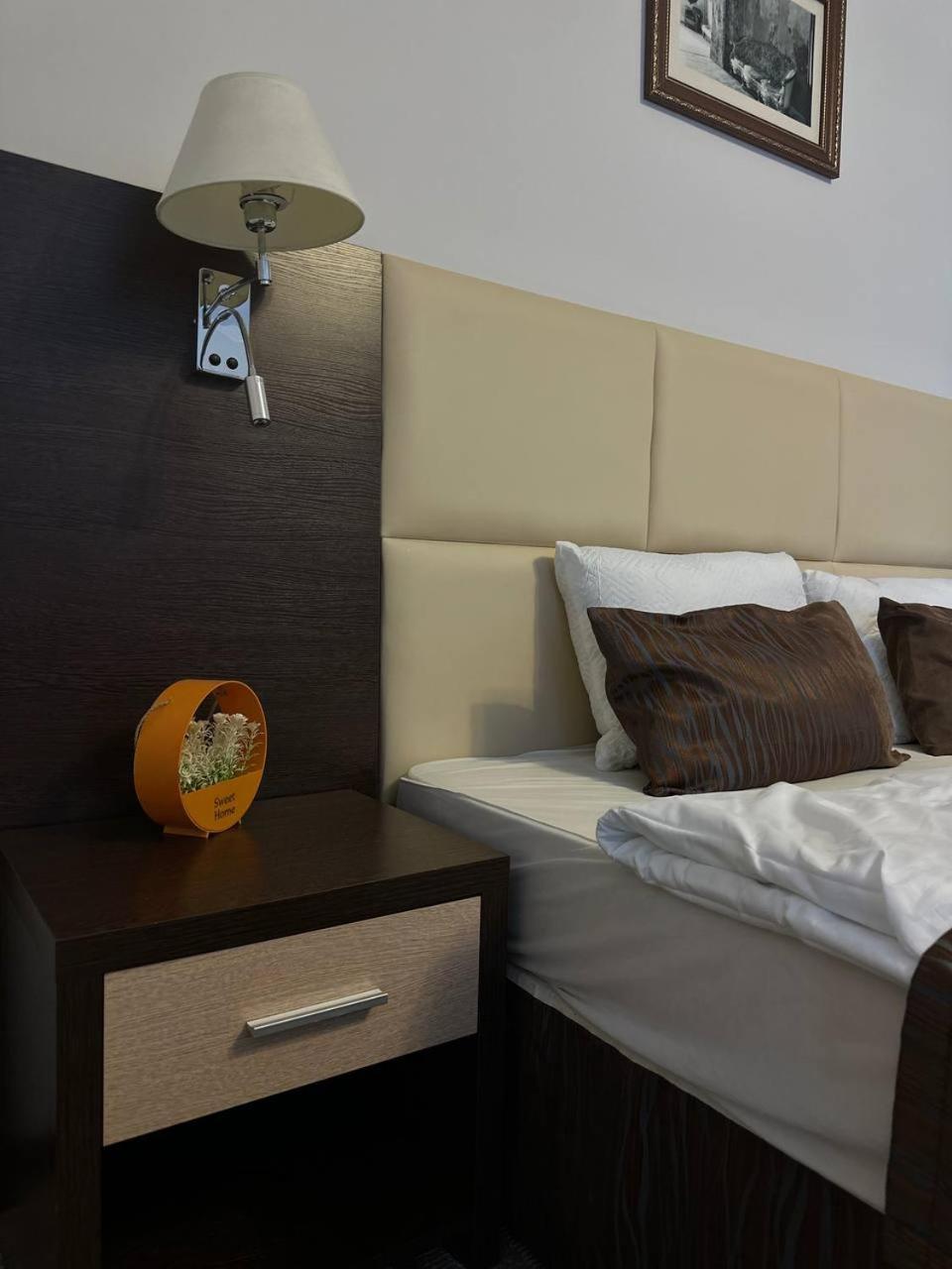 Tanzharyk Hotel Aqtöbe Exteriör bild