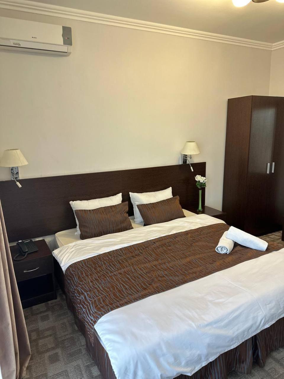 Tanzharyk Hotel Aqtöbe Exteriör bild